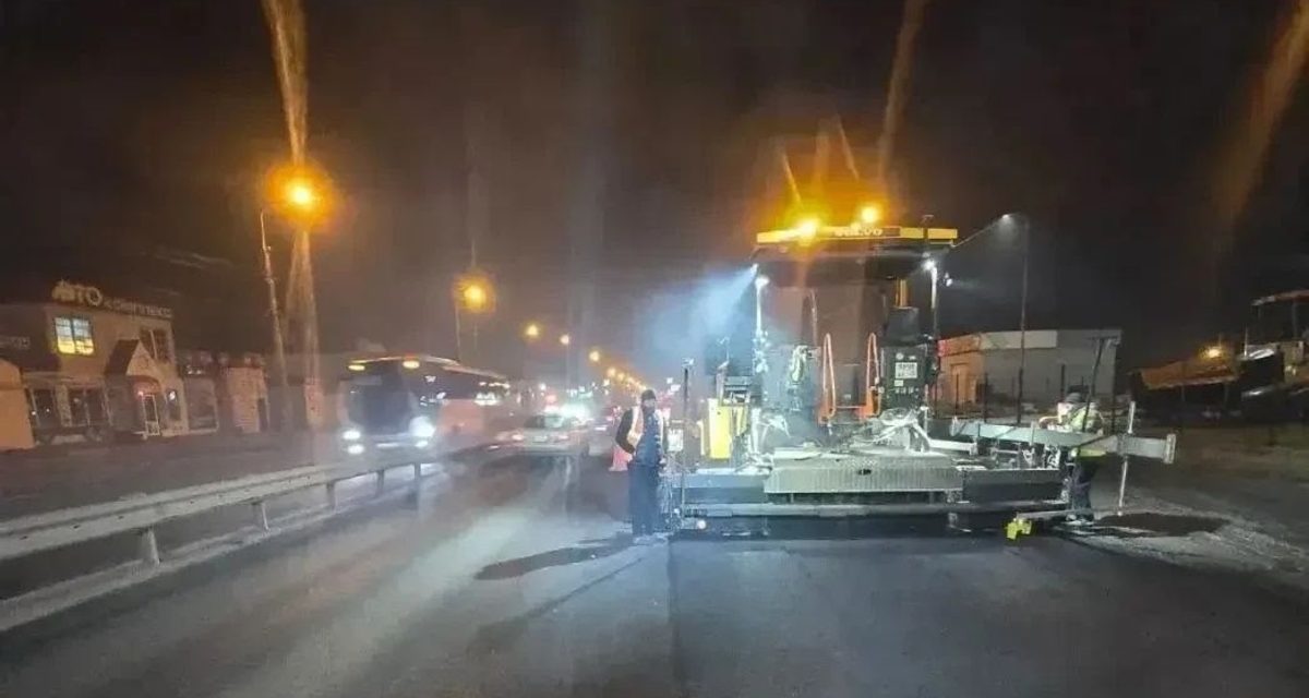 В Иркутске дорожники уложили почти 400 метров асфальта за выходные, работая по ночам