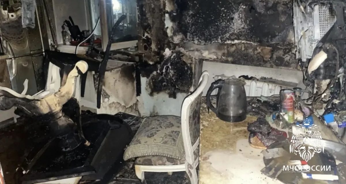 В Ангарске пожарные вывели троих из задымлённого подъезда и нашли хозяина горящей квартиры