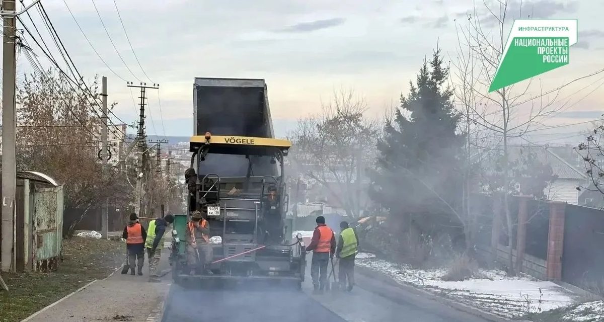 Припаркованные машины мешают дорожникам, которые работают без выходных на Восточном промузле