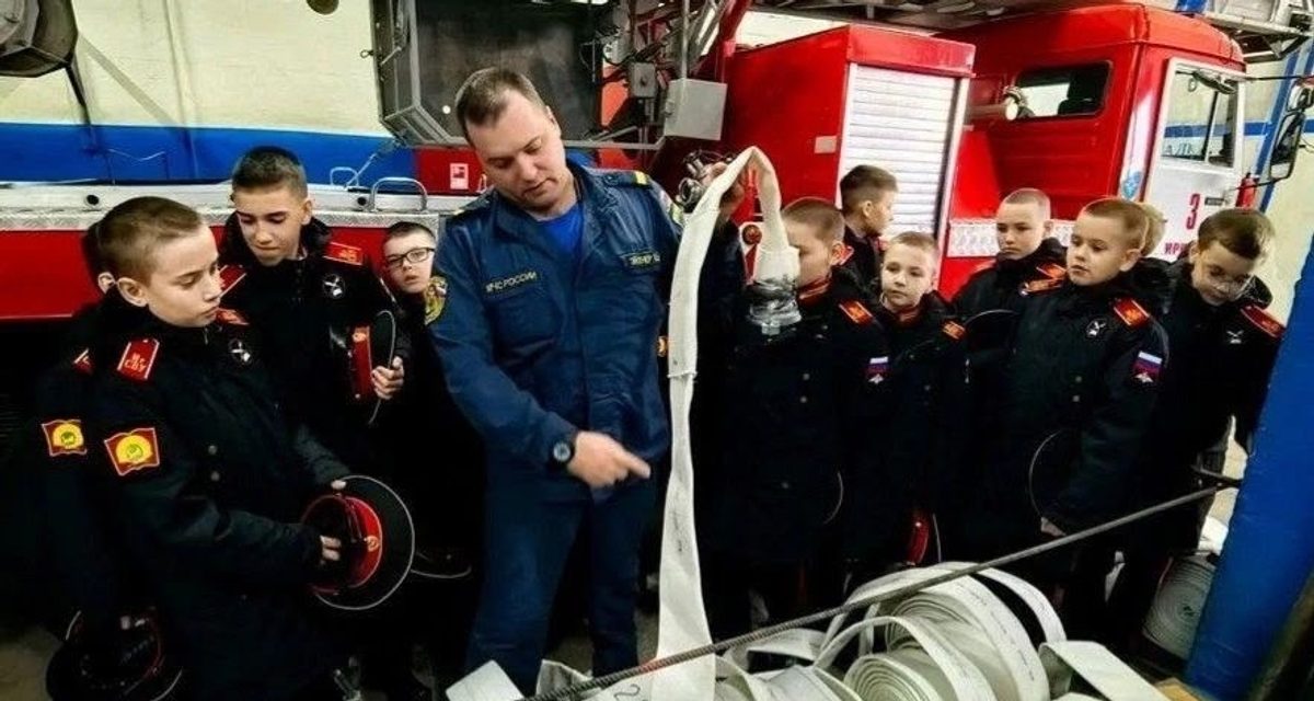 Иркутский пожарный провёл больше ста занятий с детьми и учит не прятаться под кроватью