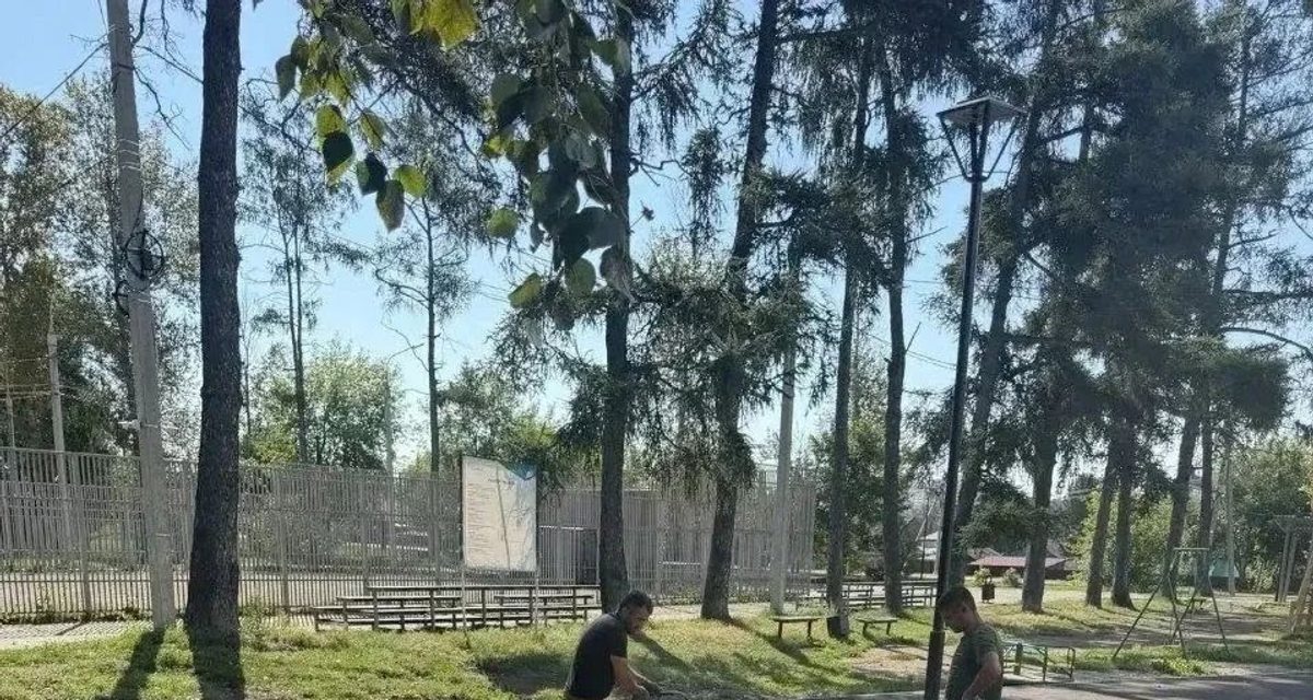 В Иркутске благоустраивают семь парков и скверов: где уже появились плитка, лавочки и свет