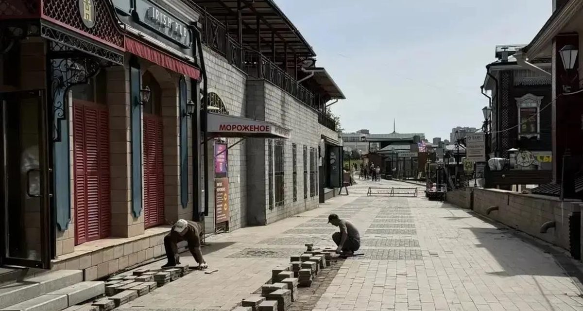 В 130-м квартале Иркутска перекладывают тротуарную плитку на променаде