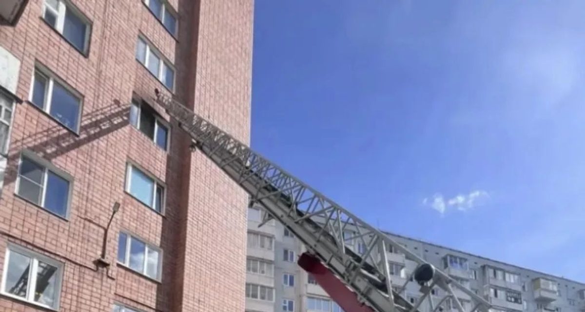 В Усть-Илимске пожарные спасли двух человек из горящей квартиры и эвакуировали 10 жителей