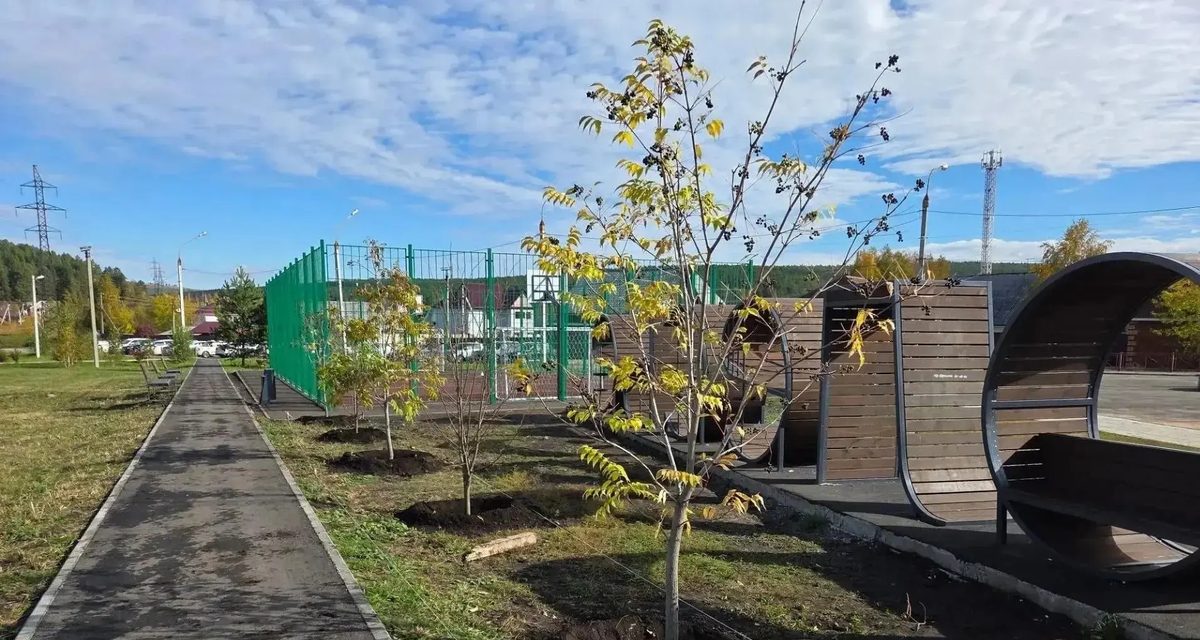Школьники помогли высадить 18 лип и бархат амурский в обновлённом парке «Полесье»