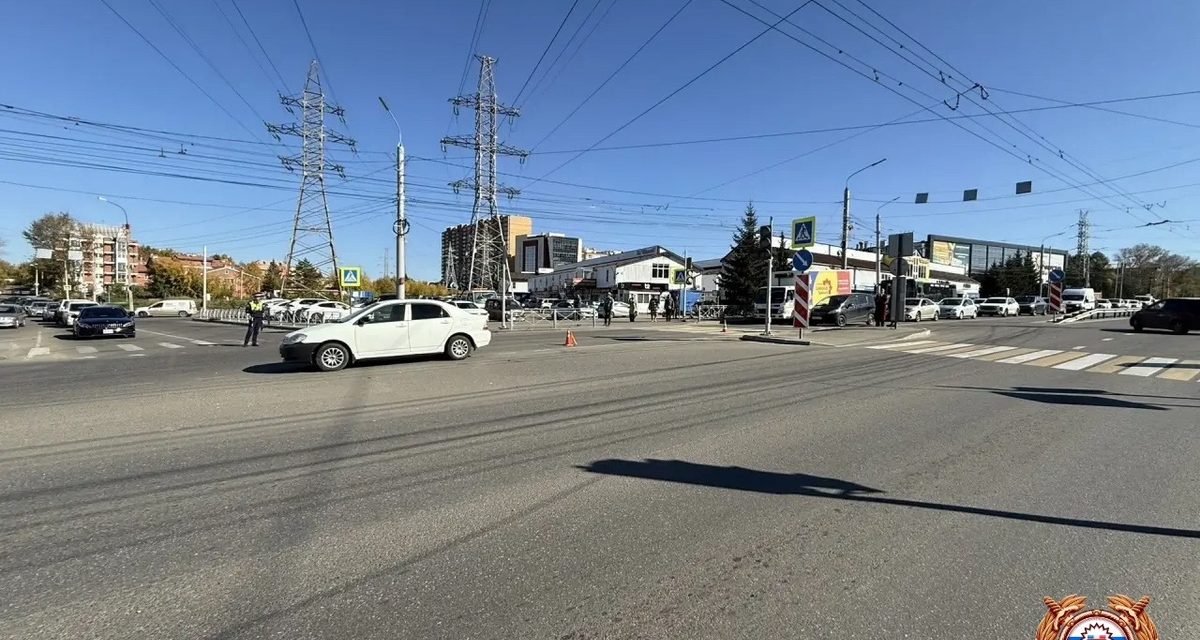 Двое детей на самокатах пострадали, пересекая дорогу на красный свет в Иркутске