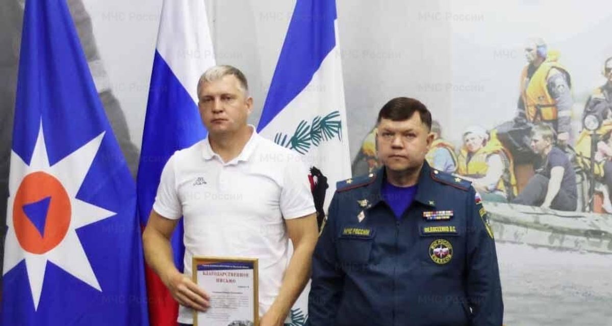 Двое мужчин на сапборде спасли людей из опрокинувшейся лодки на Байкале и получили благодарность МЧС
