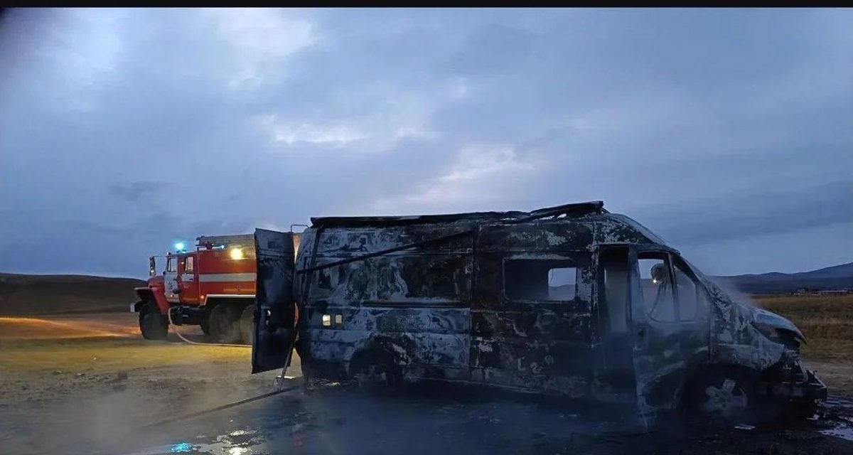 На пляже Харанцы загорелся дом на колёсах — его владелец получил ожоги