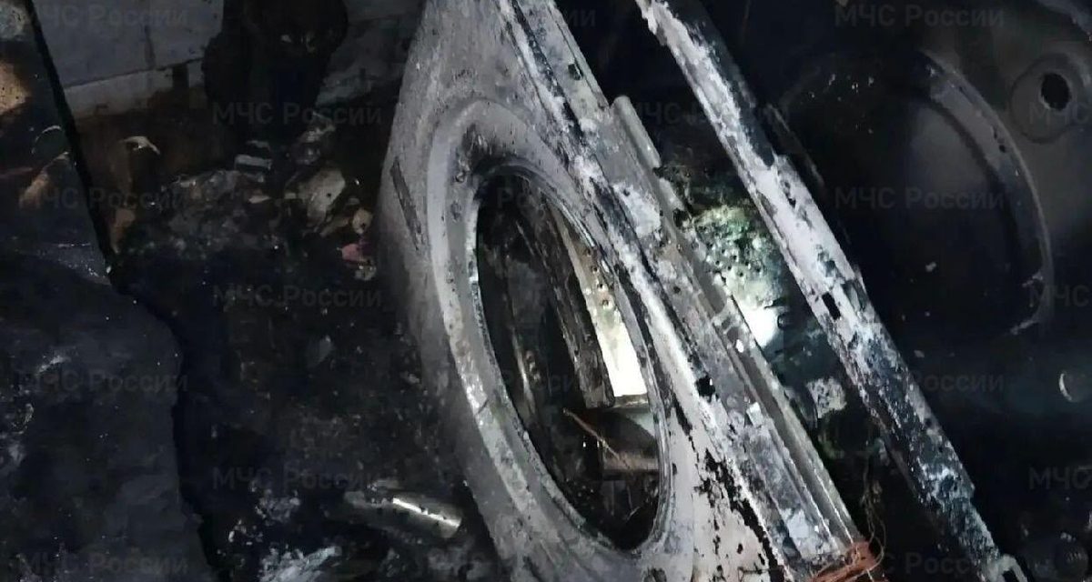 В Ангарске ночью загорелась стиральная машина — пожарные спасли мужчину с ожогами и вывели двух жильцов